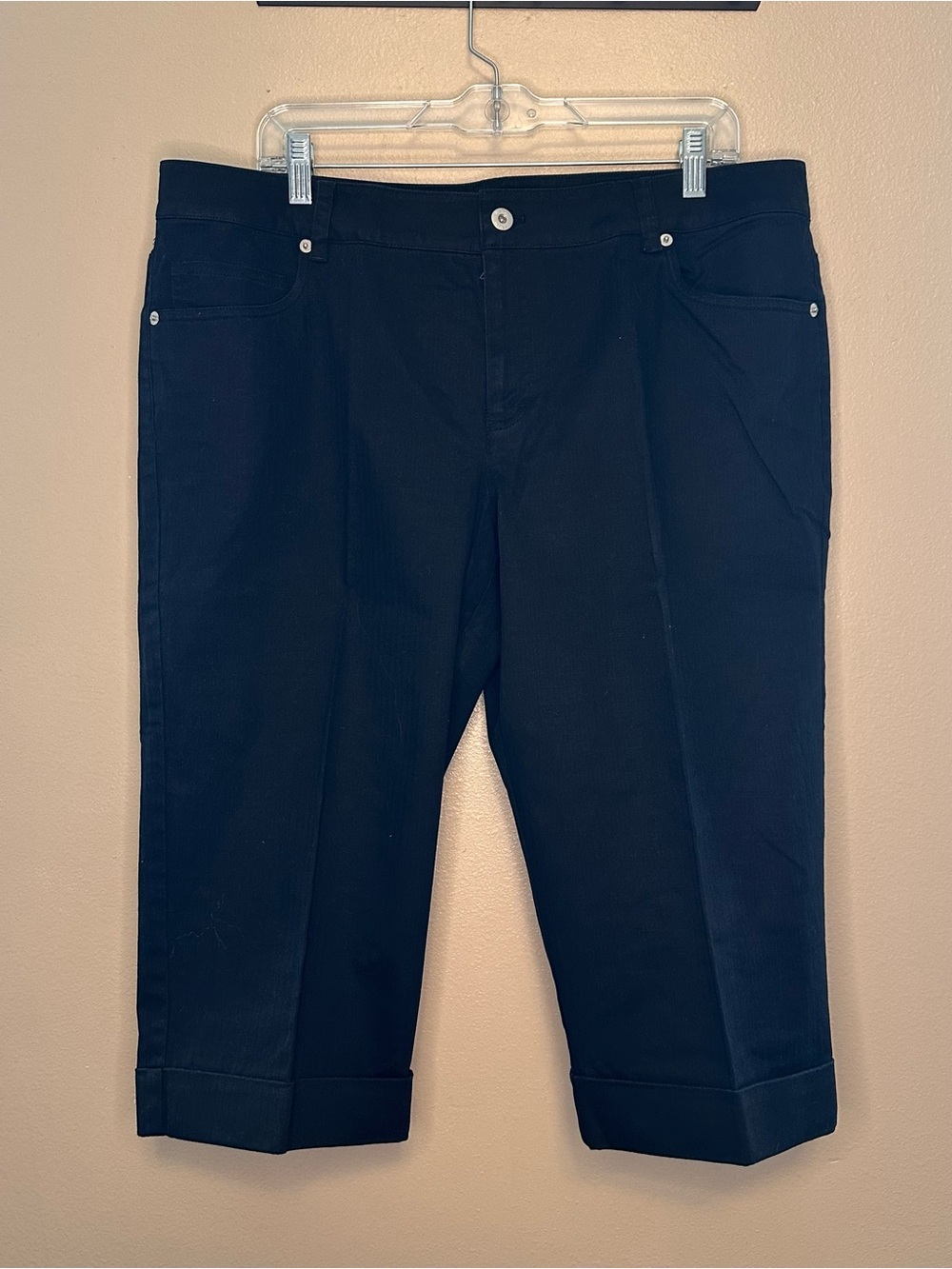 liz & co. Black Cuffed Capris